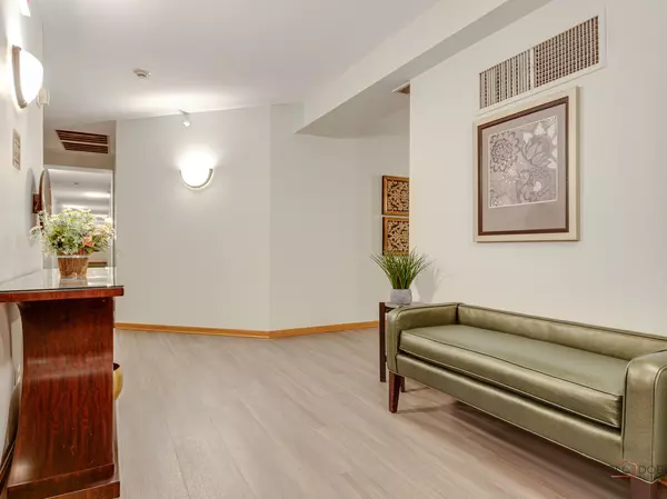 Mount Prospect, IL 60056,5 W Central Road #512