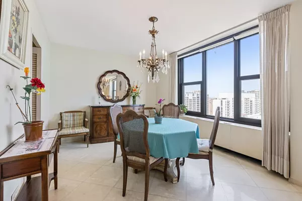Chicago, IL 60657,3150 N Lake Shore Drive #30C