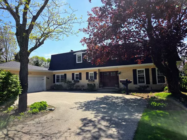 1215 Heather Lane, Glenview, IL 60025