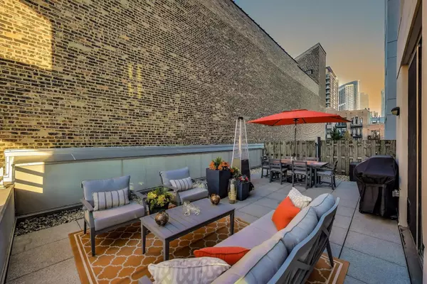 Chicago, IL 60654,421 W Huron Street #504