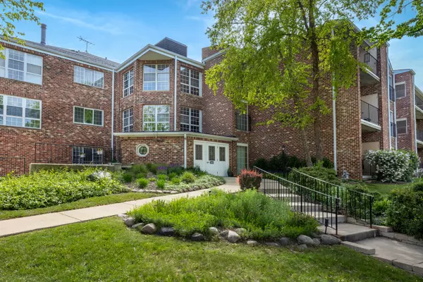 540 BIESTERFIELD Road #104A,  Elk Grove Village,  IL 60007