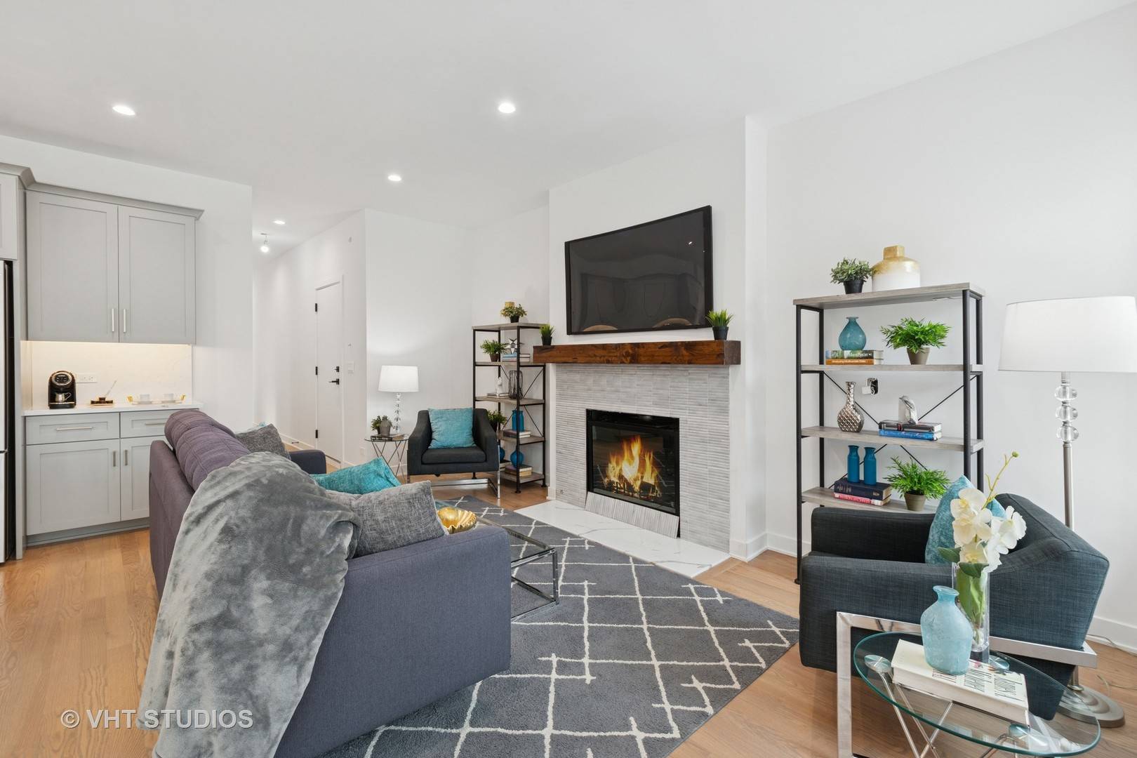 Chicago, IL 60640,847 W Ainslie Street #3W