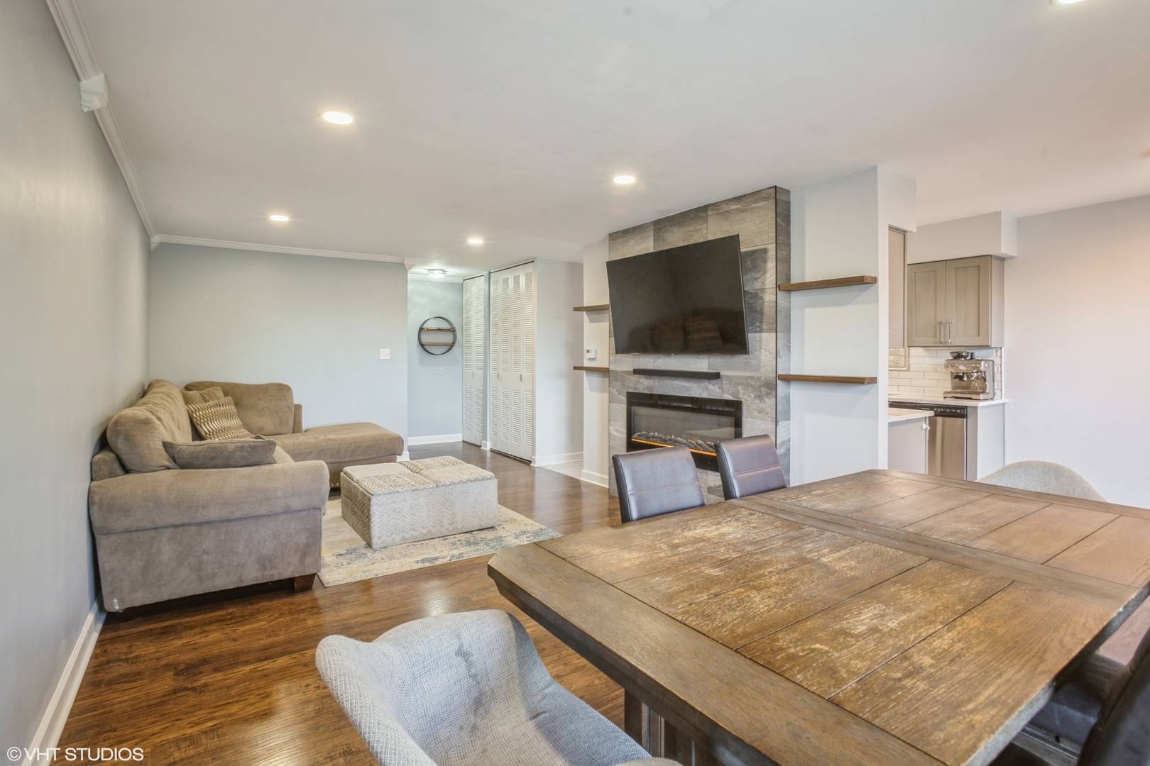 Mount Prospect, IL 60056,725 W Huntington Commons Road #407