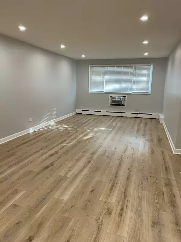 Skokie, IL 60077,8521 Lotus Avenue #706
