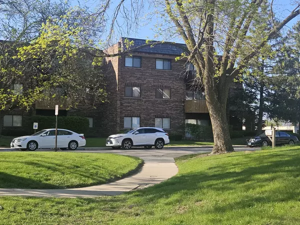 Northbrook, IL 60062,3110 Pheasant Creek Drive #304