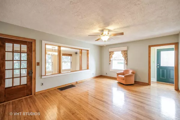 Crystal Lake, IL 60014,376 DOUGLAS Avenue