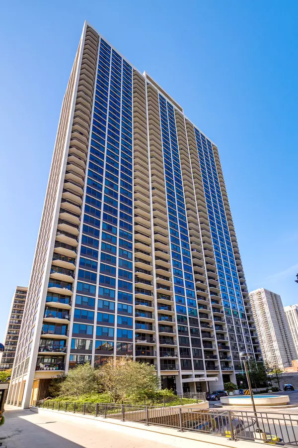1560 N Sandburg Terrace #2704, Chicago, IL 60610
