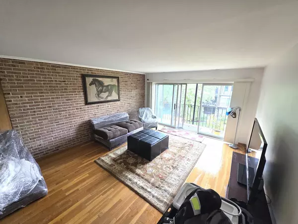 Skokie, IL 60076,4710 RUSSETT Lane #201