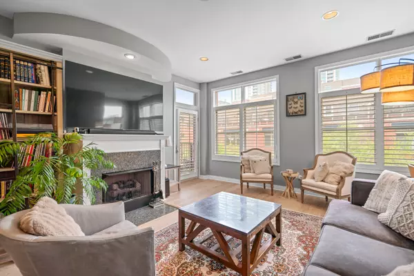 Chicago, IL 60661,550 W Fulton Street #303