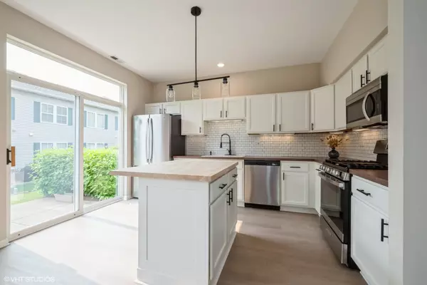Lindenhurst, IL 60046,2877 Falling Waters Lane #2877