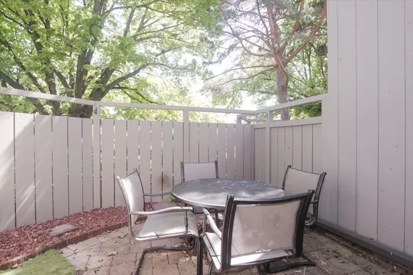 Lake Barrington, IL 60010,196 Shoreline Road