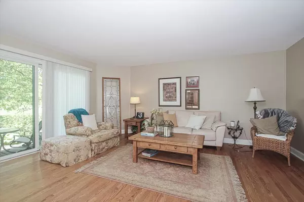 Lake Barrington, IL 60010,196 Shoreline Road