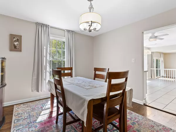 Libertyville, IL 60048,916 Cambridge Drive