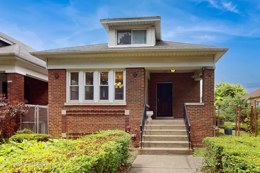 7832 S Paxton Avenue, Chicago, IL 60649