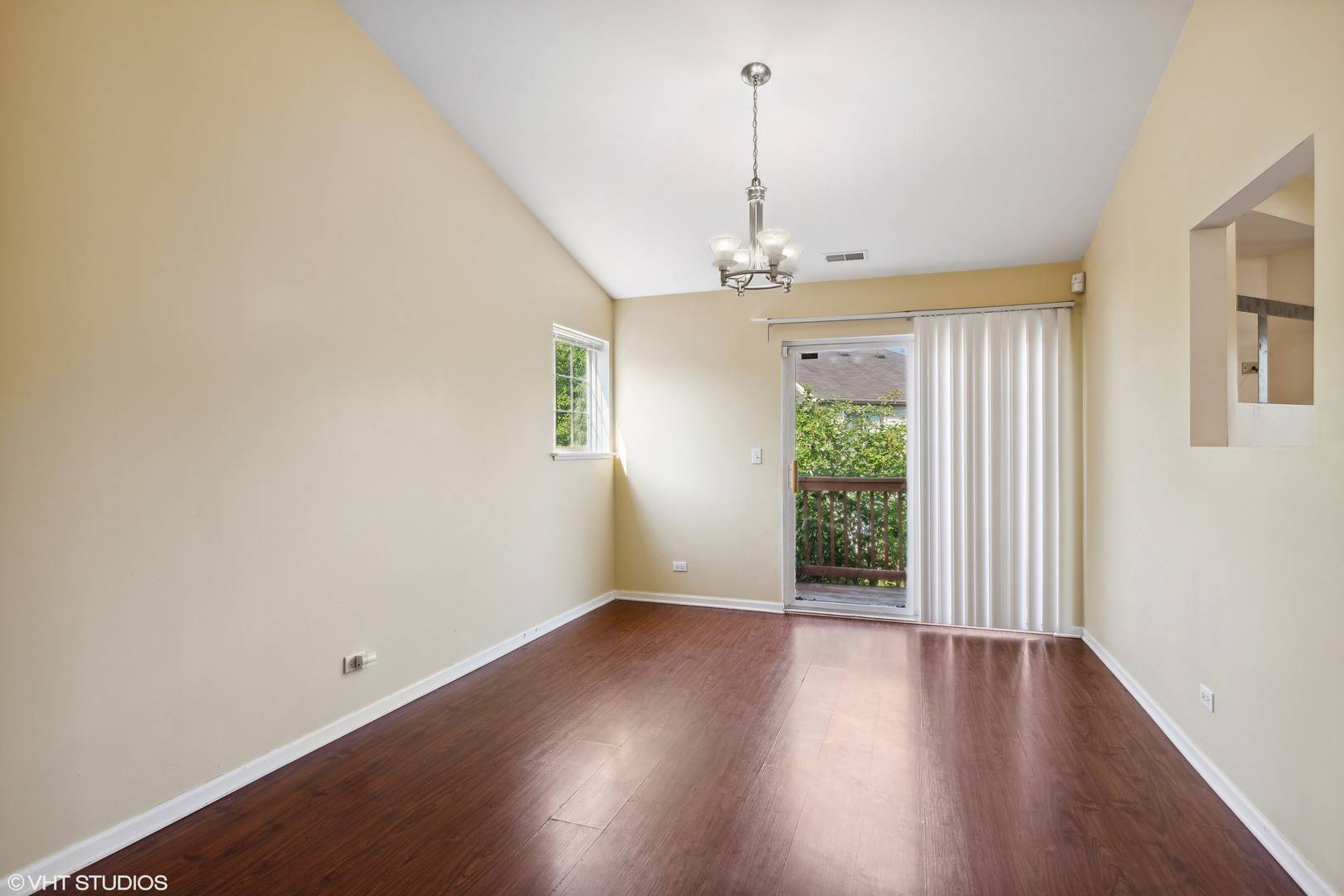 Carpentersville, IL 60110,3628 Roanoke Avenue #3628