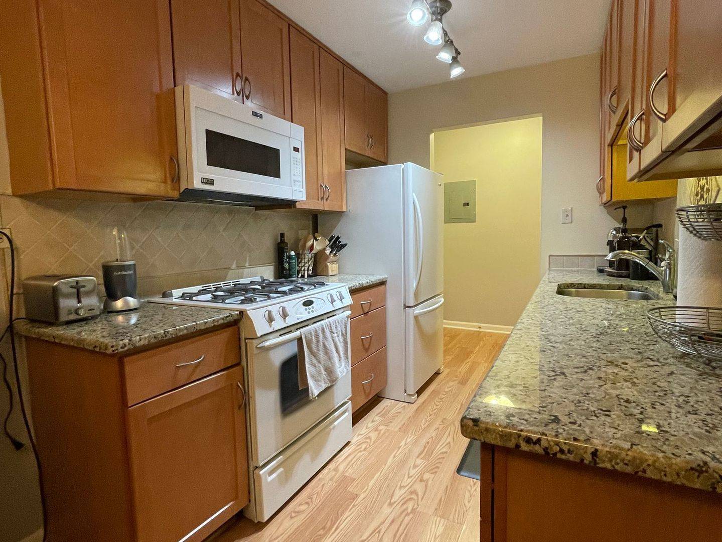 Glen Ellyn, IL 60137,1188 Royal Glen Drive #211