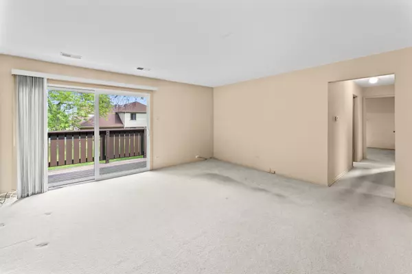 Palatine, IL 60074,840 E Coach Road #8
