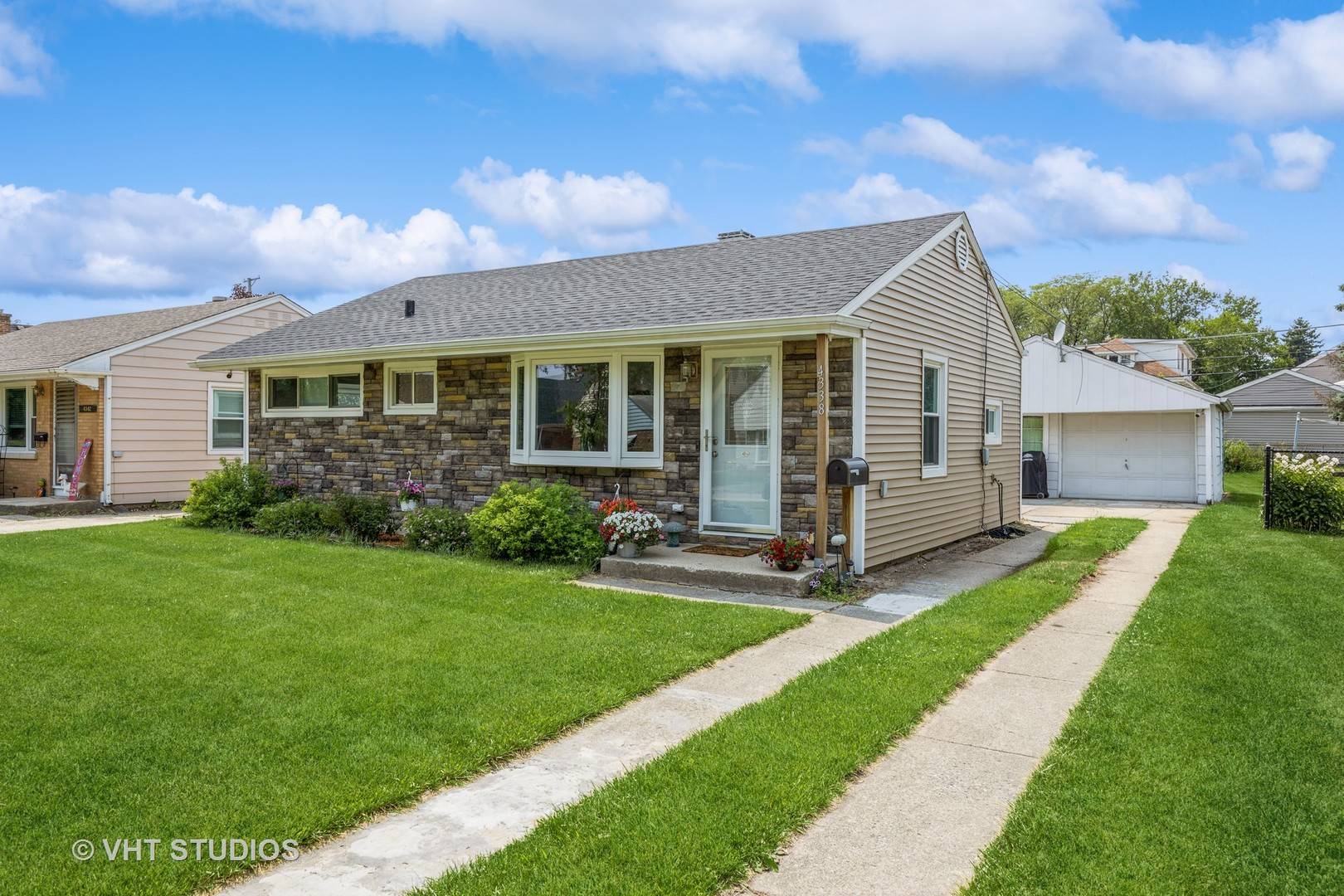 Lyons, IL 60534,4338 FISHERMANS Terrace