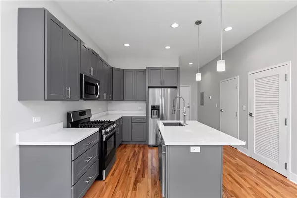 Chicago, IL 60657,3122 N Broadway Street #200