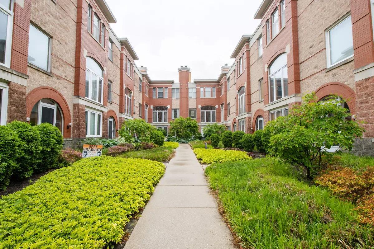 Oak Park, IL 60302,235 S Marion Street #C