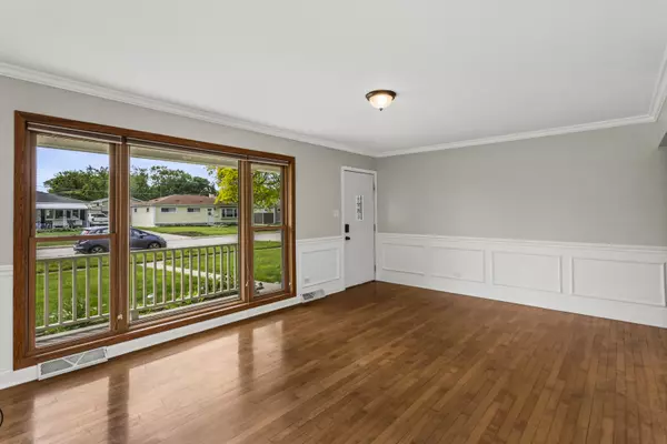 Villa Park, IL 60181,521 N 3rd Avenue