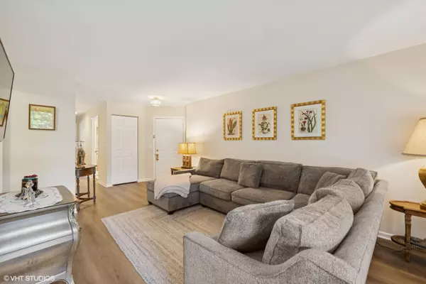 Mount Prospect, IL 60056,814 Butternut Lane #B