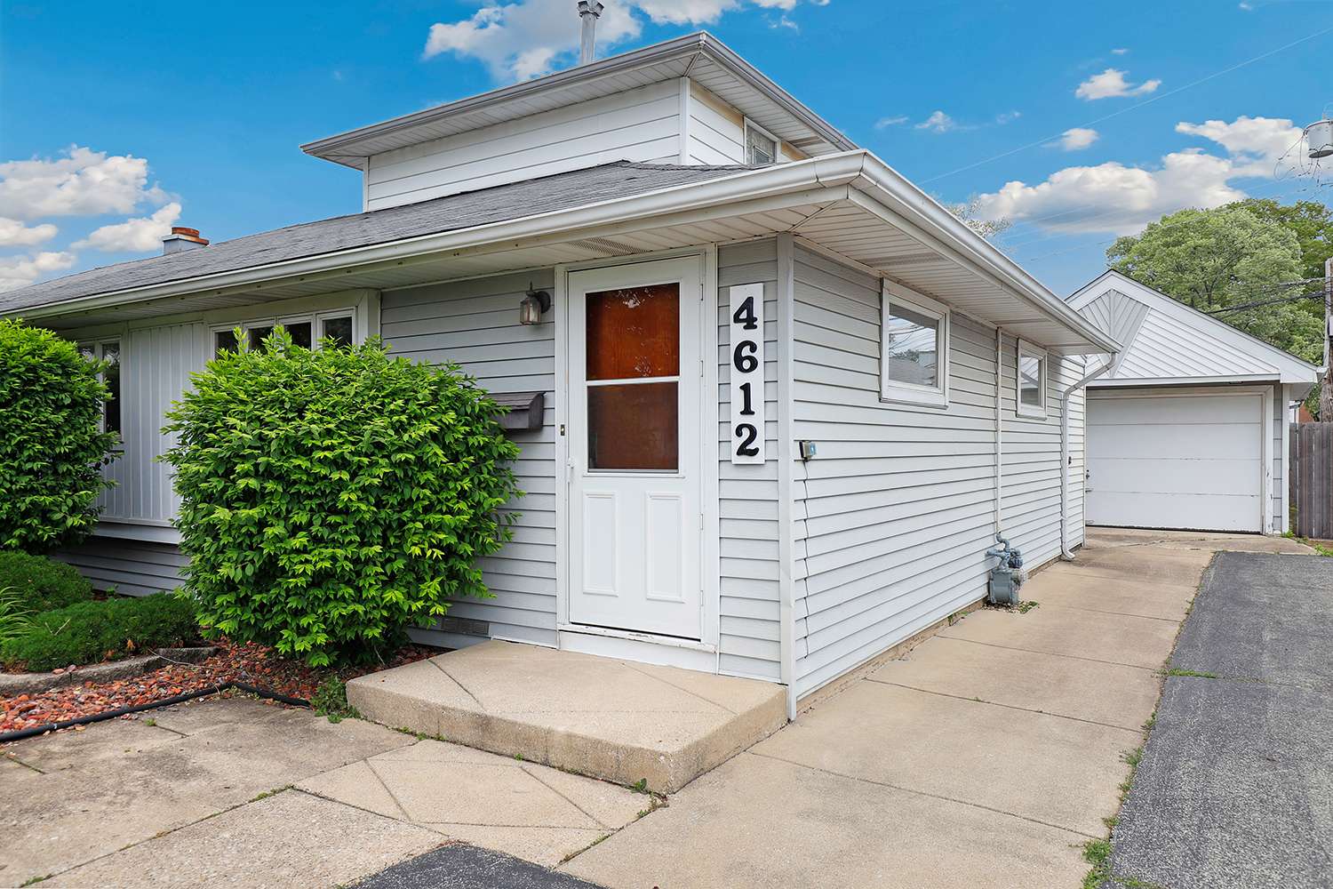 Hometown, IL 60456,4612 W 89th Place