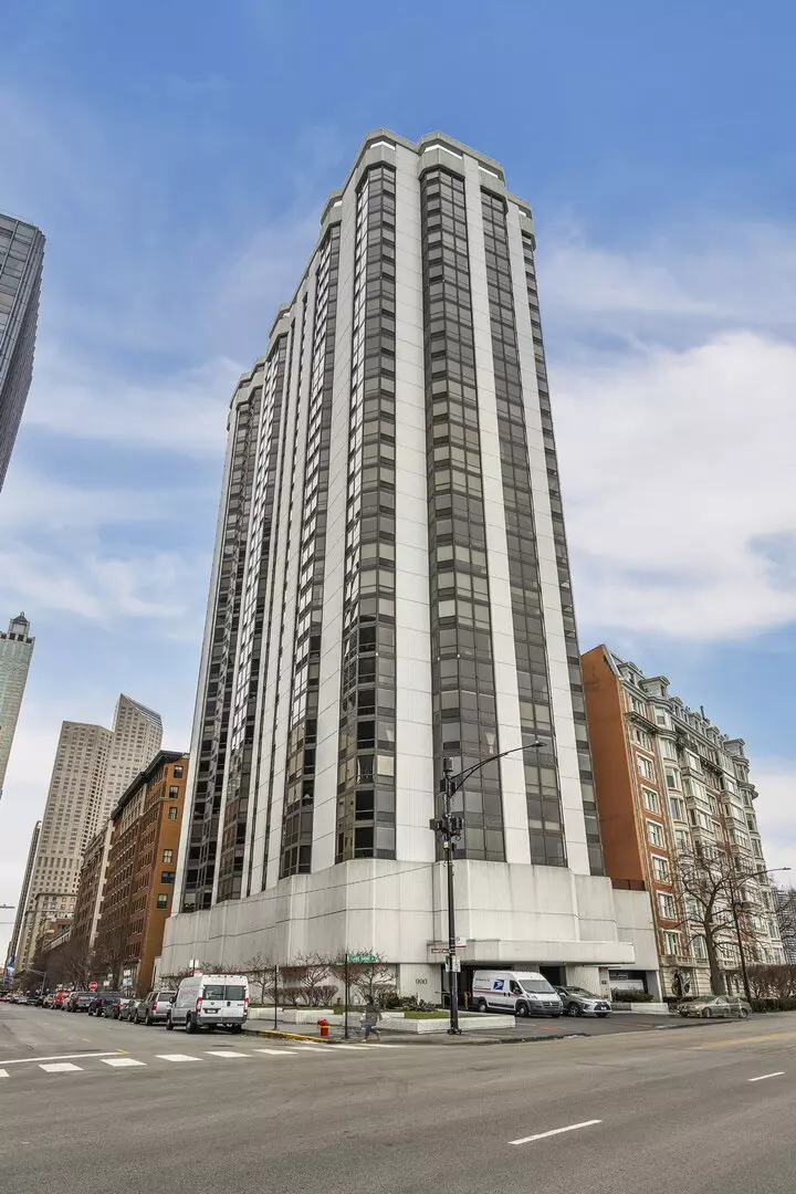 Chicago, IL 60611,990 N Lake Shore Drive #33E