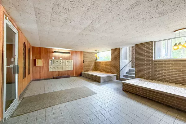 Oak Lawn, IL 60453,10048 S Pulaski Road #2B