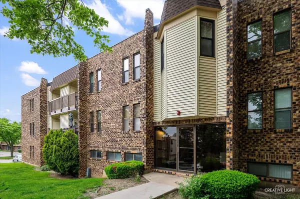 Woodridge, IL 60517,2151 COUNTRY CLUB Drive #6