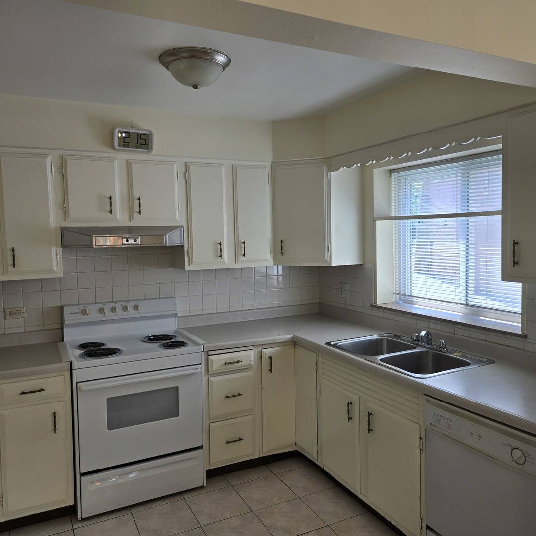 Park Ridge, IL 60068,1041 N NORTHWEST Highway #A4