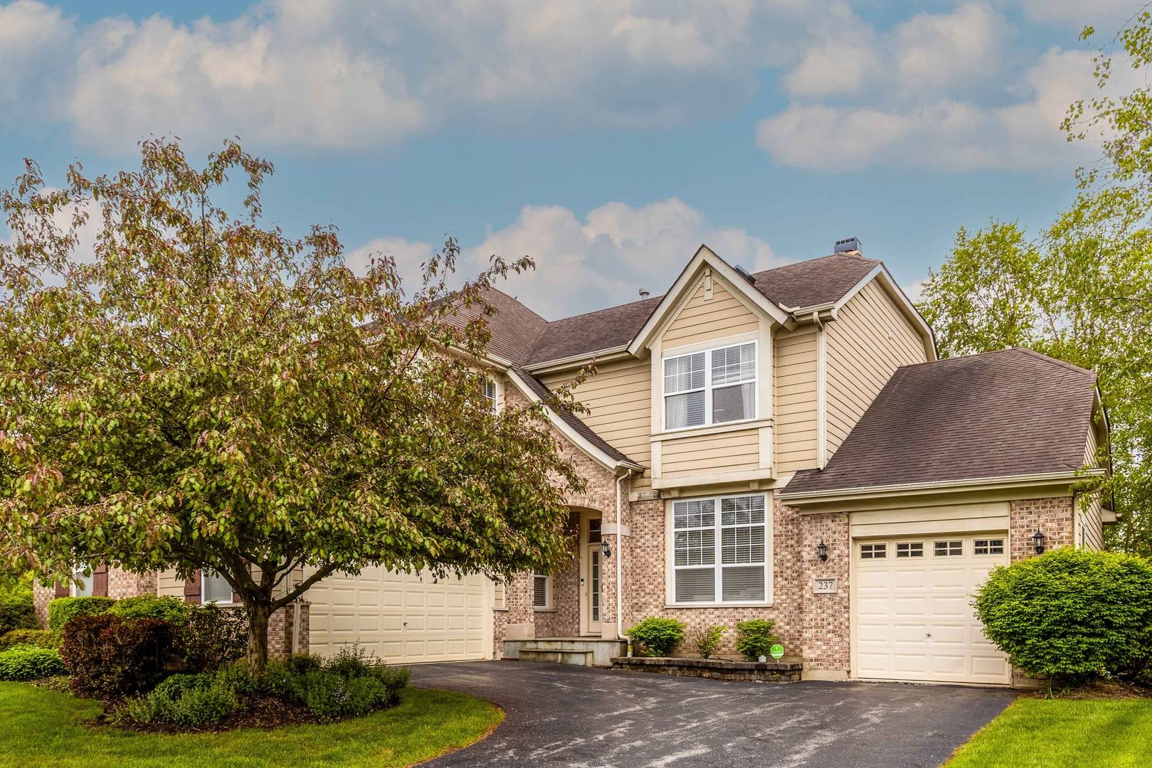 237 Colonial Drive, Vernon Hills, IL 60061