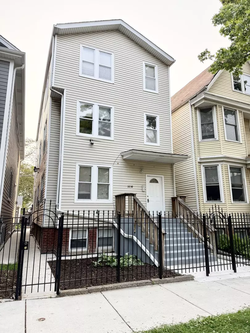 Chicago, IL 60618,3238 N Whipple Street