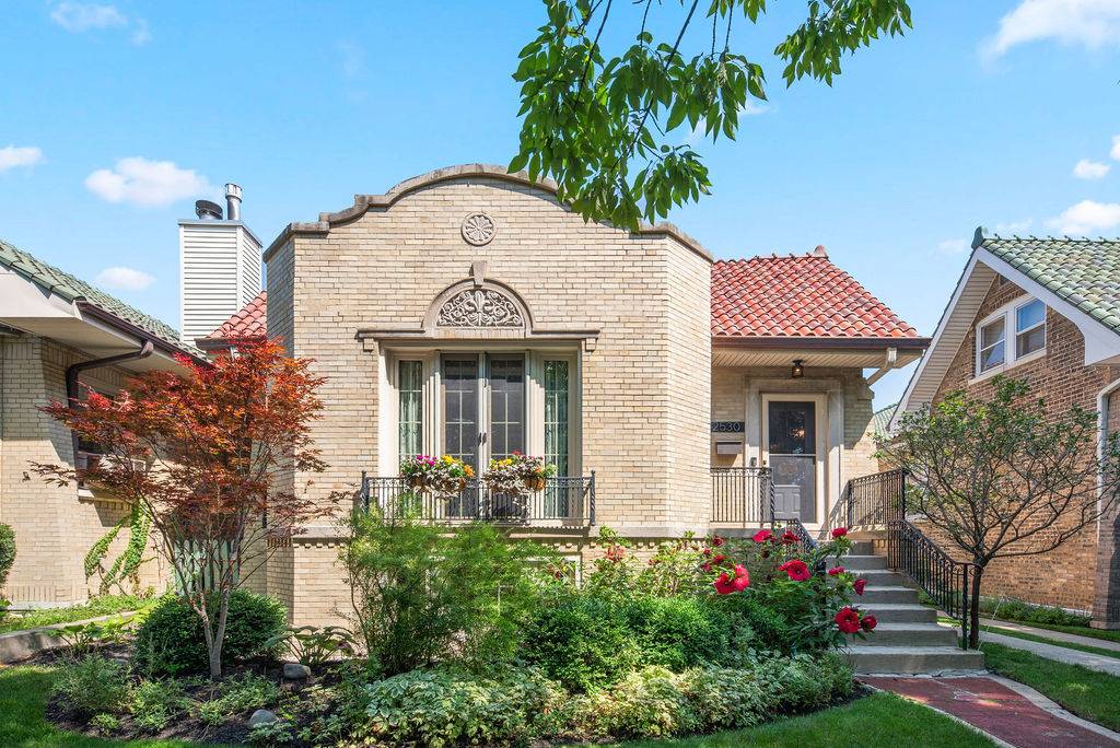 Chicago, IL 60645,2530 W Morse Avenue