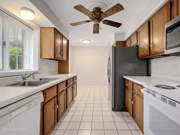 Western Springs, IL 60558,5812 Wolf Road #2