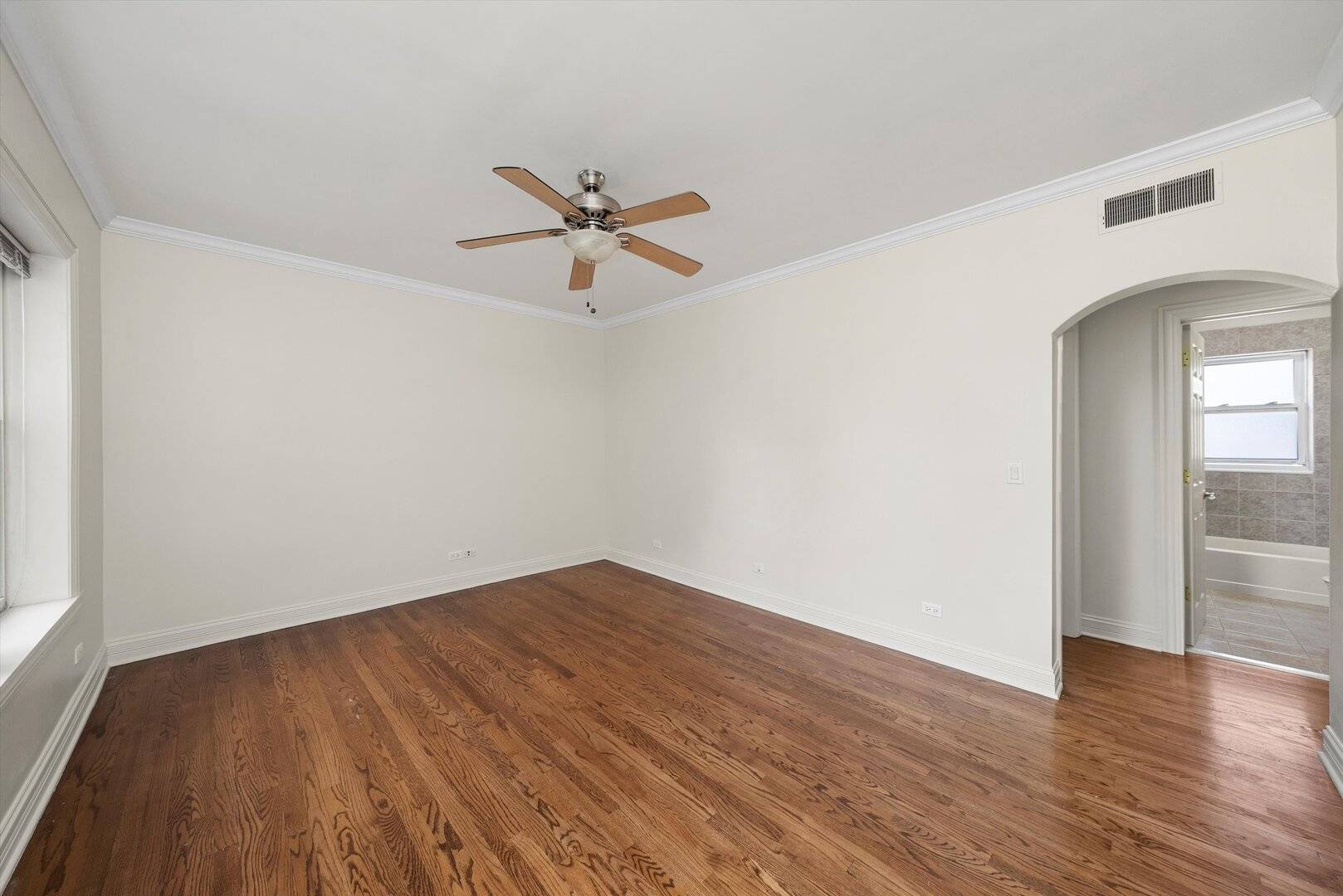 Chicago, IL 60641,4860 W WARNER Avenue #1