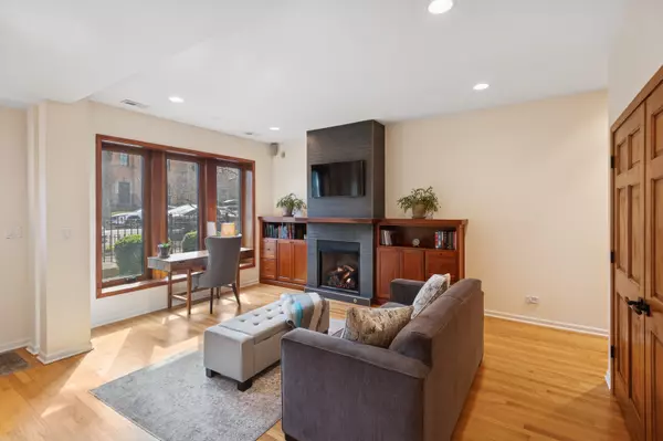 Chicago, IL 60614,2038 N Honore Street