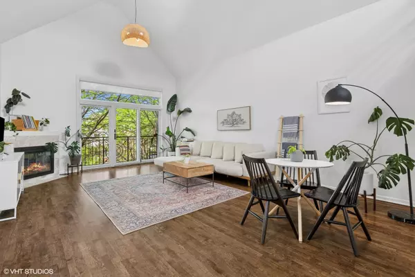 Chicago, IL 60618,2139 W Roscoe Street #3E