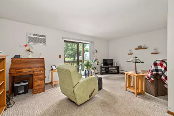 Crystal Lake, IL 60014,417 BERKSHIRE Drive #16