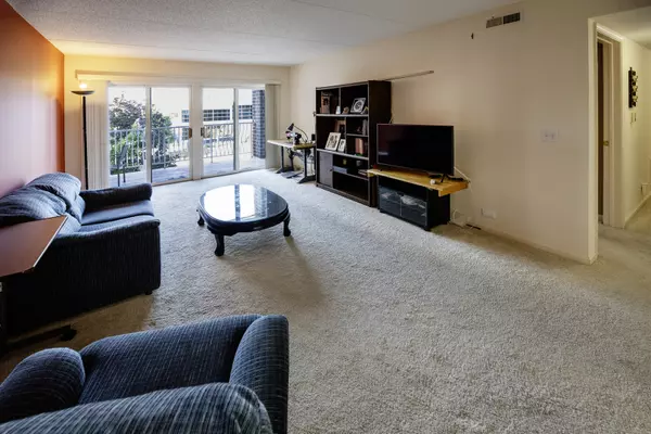 Niles, IL 60714,7021 W Touhy Avenue #305