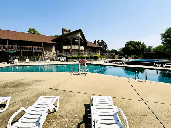 Roselle, IL 60172,380 Ventura Club Drive