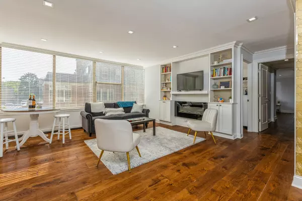 Chicago, IL 60657,360 W Wellington Avenue #2E
