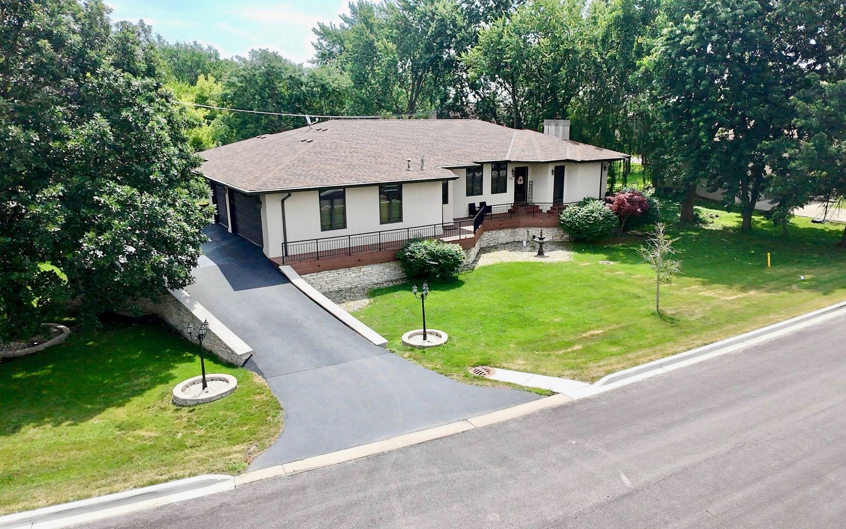 1S701 Eisenhower Road, Oakbrook Terrace, IL 60181