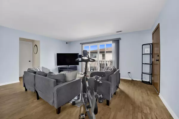 Chicago, IL 60638,5739 W 63rd Street #3S