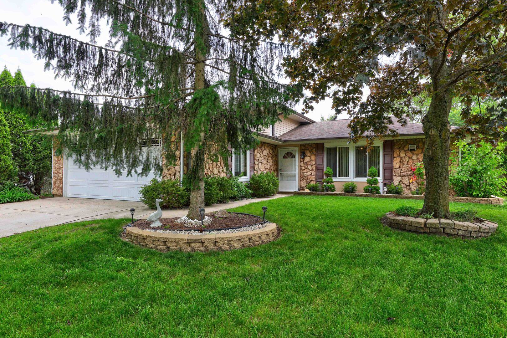 Roselle, IL 60172,833 summerfield Drive