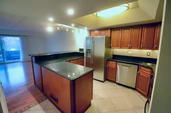Burbank, IL 60459,5848 W 76th Place #202