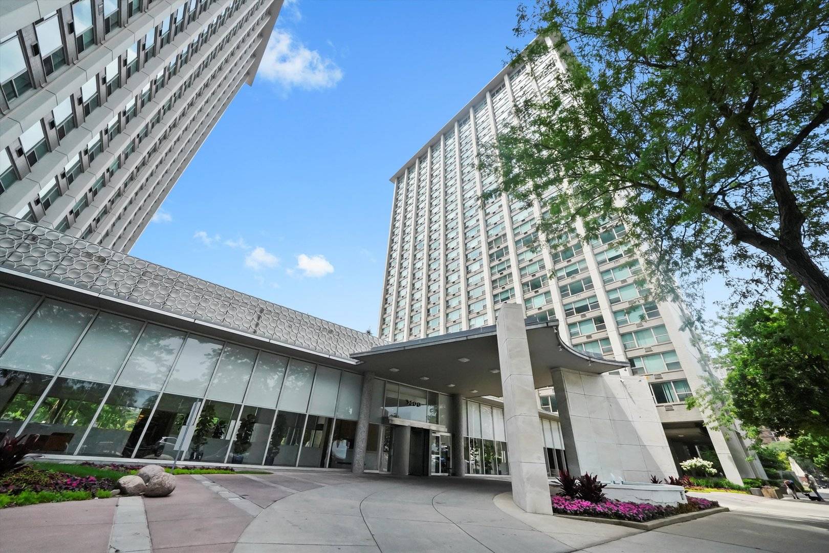 Chicago, IL 60613,3600 N Lake Shore Drive #1309