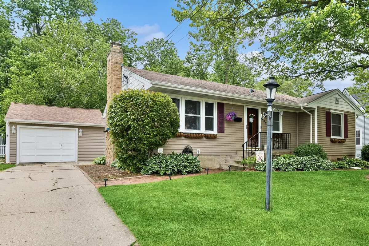 East Dundee, IL 60118,207 S Van Buren Street