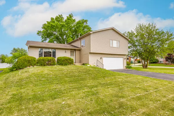 977 E Castlewood Lane, Bartlett, IL 60103