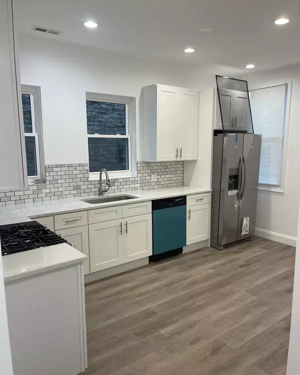 Chicago, IL 60637,6141 S Eberhart Avenue